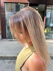 Femme posant pour un salon de coiffure