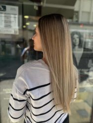 Femme avec les cheveux lisses