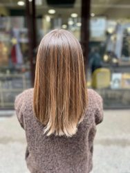 femme aux cheveux lisses