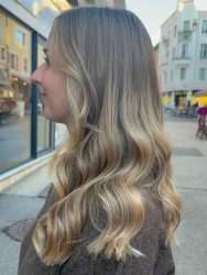 Cheveux de femme ondulés