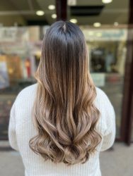 Femme aux cheveux ondulés