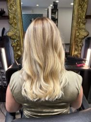 Femme se faisant couper les cheveux